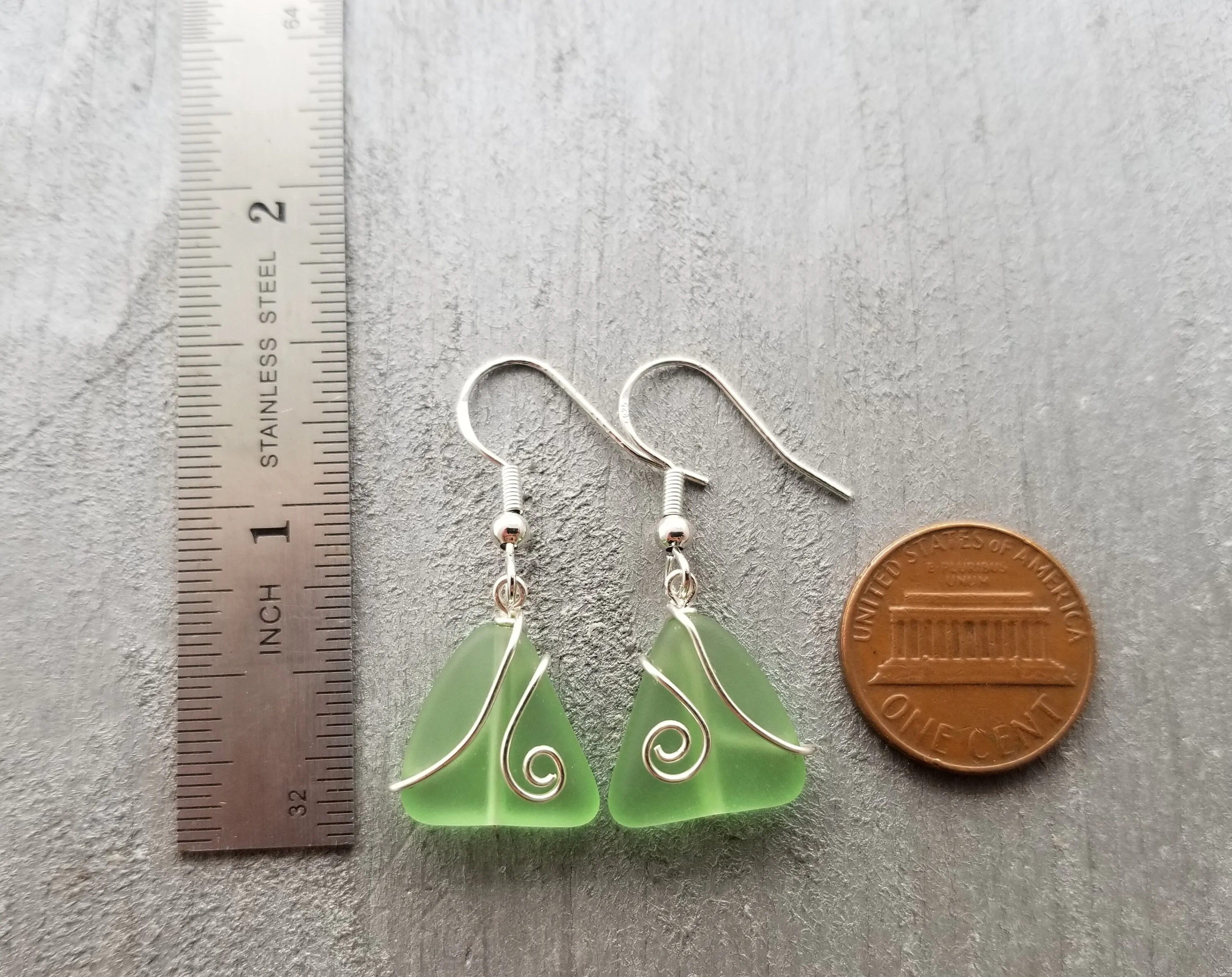 Hawaiian Jewelry Sea Glass Earrings, Wire Peridot Earrings Green Earrings, Beachy Sea Glass Jewelry Birthday Gift(August Birthstone Jewelry)